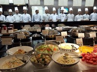 ​Kecuali​ kushiage, ada banyak makanan ​yang bisa dipilih. Seperti​ salad, pasta, dan chocolate fondue.