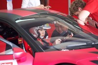     Di Ferrari Challenge, Jing Shi berada di kelas Coppa Shell yaitu kelas untuk pebalap pemula. Mobil Ferrari 458 Challenge EVO yang dikendarainya dibaluri warna khas wanita yaitu warna pink. (istimewa/dok Ferrari).