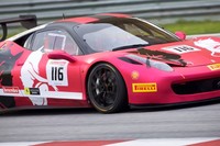 meski menjadi satu-satunya pebalap wanita di Ferrari Challenge Asia-Pasific, Jing Shi tak bisa dipandang sebelah mata. Dia memiliki kemampuan yang cukup bisa disegani di kelas Coppa Shell. (istimewa/dok Ferrari).