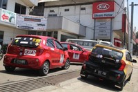     Setelah keliling Bandung, peserta “Fun Rally Bandung” finish di Kia Siloam Soekarno Hatta. Beragam hadiah disiapkan panitia untuk para pemenang. (istimewa/Kia Mobil Indonesia).     