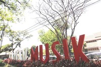     Taman Musik. Salah satu cek poin yang harus diikuti para peserta. Total ada 80 peserta yang terdiri dari pengguna kendaraan-kendaraan Kia, seperti Kia Visto, Kia Picanto, Kia Rio, Kia Carens, Kia Sportage, Kia Sorento dan Kia Optima yang ikut reli (istimewa/Kia Mobil Indonesia).