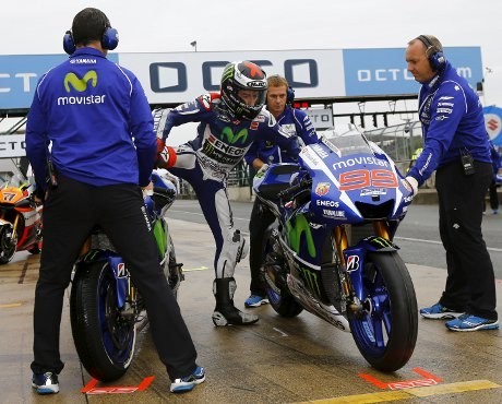 Tak Naik Podium, Lorenzo Salahkan Kaca Helm