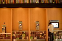 Di Lounge C5 Ada dekorasi berbentuk buku raksasa yang menarik. Ada juga tempat telepon umum dengan dekorasi tumpukan buku. Ada pula rak-rak buku dengan buku sungguhan yang bisa dibaca traveler (Ari Saputra/detikTravel)