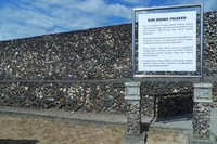 Salah satu pintu benteng ini ada yang mengarah ke tempat persembunyian Sultan Bone yang dikenal sebagai Arung Palakka. Tempat itu berupa gua yang agak lokasinya agak tersembunyi (Kurnia/detikTravel)