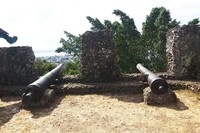 Beberapa meriam kuno dipasang di berbagai sisi benteng. Meriam ini merupakan salah satu alat pertahanan dari musuh yang menyerang (Kurnia/detikTravel)
