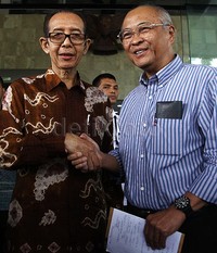     Wakil Ketua KPK Zulkarnain (kiri) berjabat tangan dengan Kuntoro Mangkusubroto (kanan) usai pertemuan.