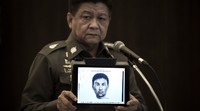 Juru bicara kepolisian nasional Thailand, Prawuth Thavornsiri menunjukkan sketsa seorang pria yang menjadi tersangka baru bom bangkok. Menurut sketsa wajah yang dirilis kepolisian, pria tersebut berambut cokelat pendek, berjenggot tipis dan berkumis. Nicolas Asfouri/AFP/detikFoto.