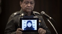 Juru bicara kepolisian nasional Thailand, Prawuth Thavornsiri menunjukkan foto tersangka baru bom bangkok. Dalam foto yang diambil dari kartu identitas resmi, wanita tersebut terlihat mengenakan jilbab hitam. Nicolas Asfouri/AFP/detikFoto.