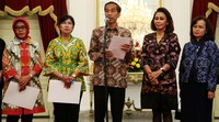 8 Capim KPK adalah ini dibagi jadi 4, berkaitan pencegahan, penindakan, manajemen dan supervisi koordinasi monitoring. Sehingga ke depan ada kombinasi dari itu, kata Jokowi.