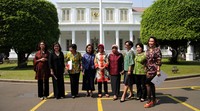 Pansel KPK berfoto bersama di depan Istana.