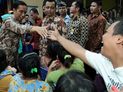 Jokowi Bagikan Sembako
