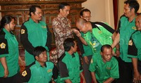 Seorang sopir angkutan umum menyalami Jokowi.