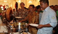 Jokowi bersama para pengemudi ojek pangkalan, Go-Jek, metromini, kopaja, dan angkot mengambil menu makan siang.