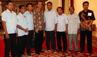 Jokowi foto bersama sopir angkutan kota.