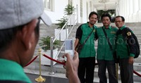 Beberapa sopir Kopaja berfoto-foto di Istana.