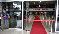 Wakil Ketua DPR Taufik Kurniawan yang pernah dikonfirmasi terkait karpet merah ini mengatakan bahwa pemasangan tersebut untuk menjaga kesan formal. Tidak ada alasan lain. Lamhot Aritonang/detikFoto.
