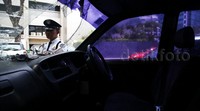 Kaca depan salah satu mobil tampak pecah.