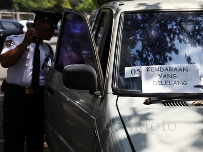 KPK Lelang Eks Mobil Dinas