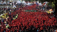     Ribuan buruh longmarch dari Patung Kuda ke Istana Merdeka.