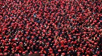 Para buruh kompak berbaju hitam dan ikat kepala merah.