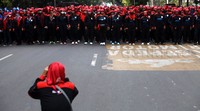 Ribuan buruh bergerak dengan rapi menuju Istana Merdeka.