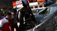 Beberapa mekanik mengecek mesin Toyota Innova.