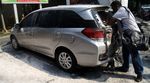 Dua Mobil Terbakar di SPBU Gatot Subroto