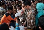 Jokowi Bagikan Sembako