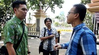 Johanes Gea beralasan untuk membuat Berita Acara Pemeriksaan (BAP) tak bisa dilakukan dalam hitungan menit. Daripada beresiko kondisi Samad drop maka dia meminta penyidik untuk menjadwalkan ulang.