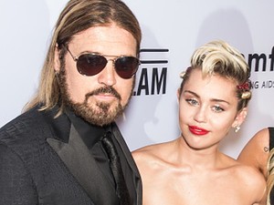 Kata Sang Ayah Soal Miley Cyrus Pacari Perempuan