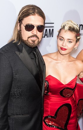 Kata Sang Ayah Soal Miley Cyrus Pacari Perempuan