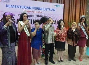 Menperin Minum Jamu Diapit Wanita Cantik