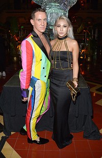 CL yang kenakan dress hitam panjang berpose bersama Jeremy Scott. Charley Gallay/Getty Images for adidas Originals/detikFoto.
