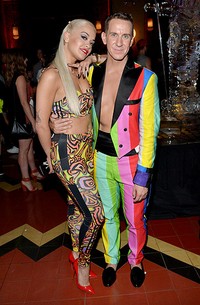 Rita Ora yang kenakan bra dan celana warna-warni bermotif abstrak juga eksis di acara tersebut. Charley Gallay/Getty Images for adidas Originals/detikFoto.