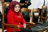 Muzdhalifah tampak sudah duduk di dalam ruangan sidang persis berhadapan dengan hakim. Pool/Palevi S/detikFoto.
