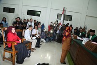 Muzdhalifah yang didampingi kuasa hukumnya tampak mengajukan sebuah pernyataan. Pool/Palevi S/detikFoto.