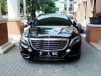 Muzdhalifah menaiki sedan Mercedes Benz E400 dengan nomor polisi B 9 MUS.