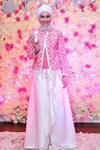 Ia tampil manis dibalut busana bernuansa pink dan putih. Pool/Noel/detikFoto.