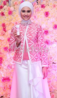 Senyuman di wajahnya membuat Zee Zee makin terlihat cantik. Pool/Noel/detikFoto.