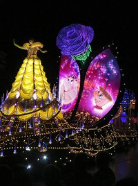 Dalam properti kendaraan juga di tampilkan video mapping yang menarik.