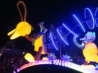 Karakter Woody dari Toy Story dengan tunggangannya yang keren.