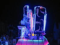 Ketika semua lampu sudah dimatikan di Disneyland, parade baru muncul memberi suguhan live yang menarik. Seperti karakter Monster Inc. yang menyapa penggemar dengan kendaraan penuh hiasan lampu LED.