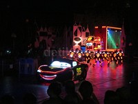 Karakter dari film animasi Pixar 'Cars' juga tak mau ketinggalan. Kemunculan mereka diiringi para penari yang memberi suguhan visual menarik dari koreografi maupun kostum.