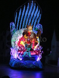 Siapa bilang putri duyung tidak bisa hidup ke daratan? Dia turut memeriahkan parade bersama Dewa Neptunus. Ada lebih dari 1,5 juta lampu LED untuk satu rombongan parede, melaluikostum dan properti.
