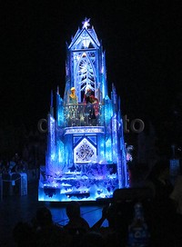 Princess Elsa dari film animasi 'Frozen' menyapa penggemar dari kendaraan yang mentereng.