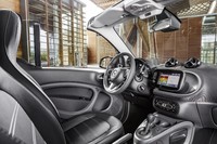 Menariknya, atap tersebut juga bisa dibuka tutup secara otomatis oleh pengguna mobil dari luar kendaraan itu. Caranya, dengan mengoperasikannya melalui keyfob. (istimewa/Daimler).     