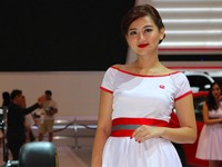     Dara manis ini  memiliki hobi menyanyi, mencicip kuliner khas suatu daerah, selain traveling. Sejak 2011 lalu Della telah menjadi seorang Honda Beauty atau bahasa umumnya adalah Sales Promotion Girl (SPG).