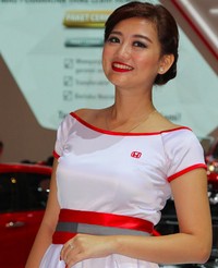     Tak hanya itu. Kemampuannya berbahasa asing juga terbilang oke. Begitu pun dengan kepribadian dan kesantunannya saat menghadapi orang lain.     