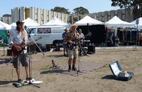 Pasar loak ini makin diramaikan dengan pemusik jalanan. Memang kebanyakan pasar di luar negeri akan diramaikan dengan pemusik seperti ini (Ari Saputra/detikTravel)