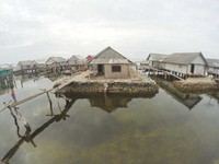 Pemukiman Suku Bajo bisa ditemui di Desa Kondowa, Kecamatan Wabula, Kabupaten Buton. Inilah kampung terapung yang cantik di pesisir Buton (Kurnia/detikTravel)